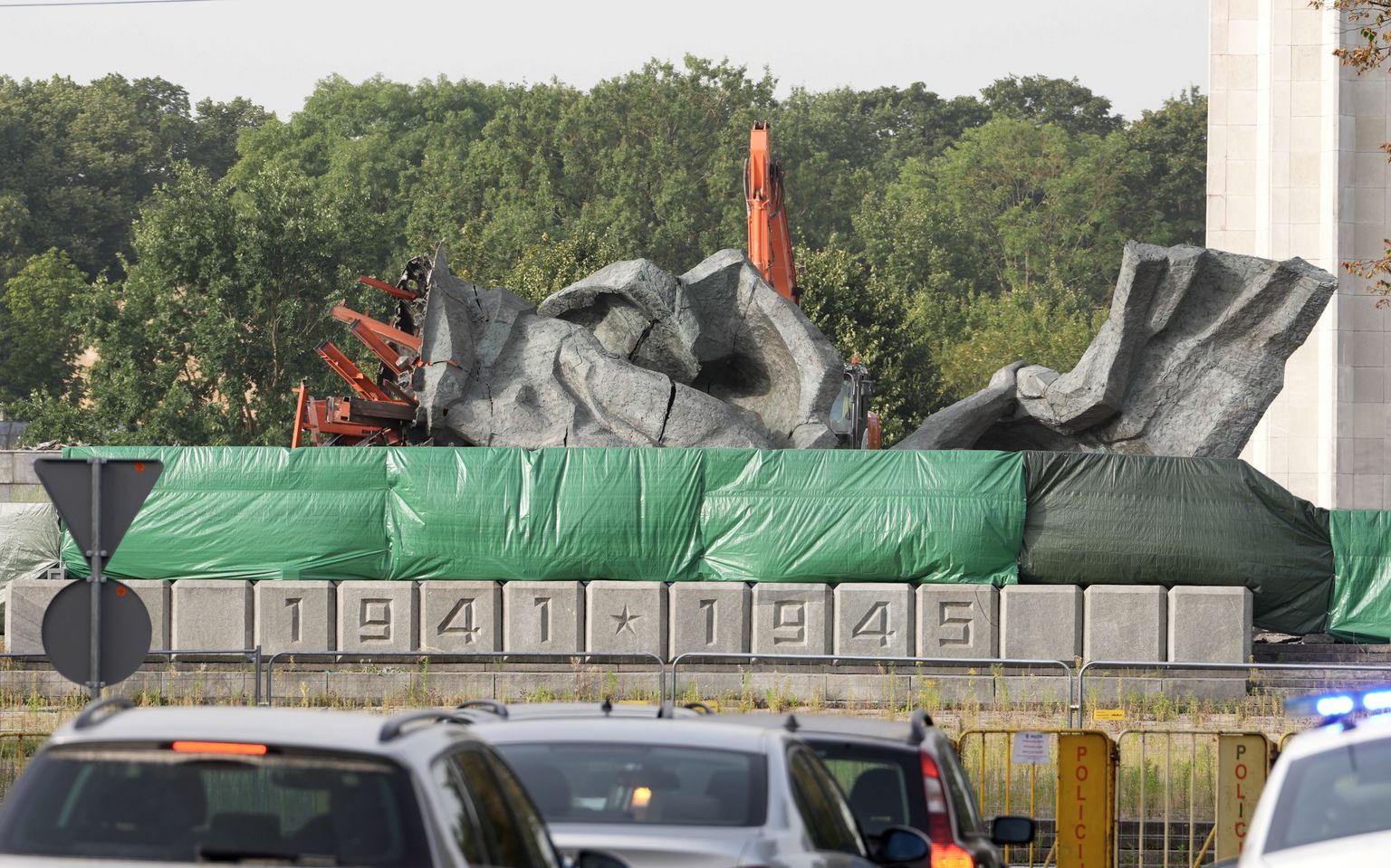 Демонтаж советских памятников в парке Победы в Пардаугаве