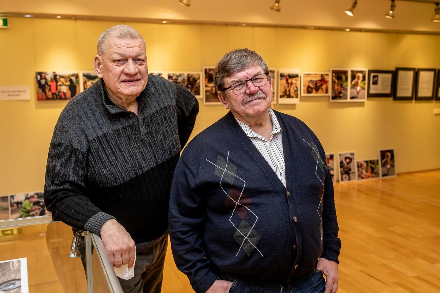 Toivo Igo (paremal) koos oma vennaga filmilavastaja ja operaator Arvo Ihoga, taustal fotonäitus Lindakivi kultuurihoones.
 