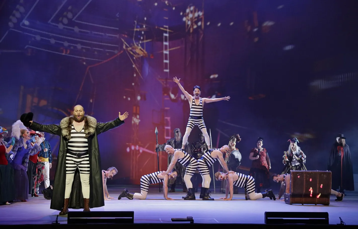 Teispool lahte suure menuga etendunud žanre segavas CircOpera lavastuses osaleb umbes 150 artisti.