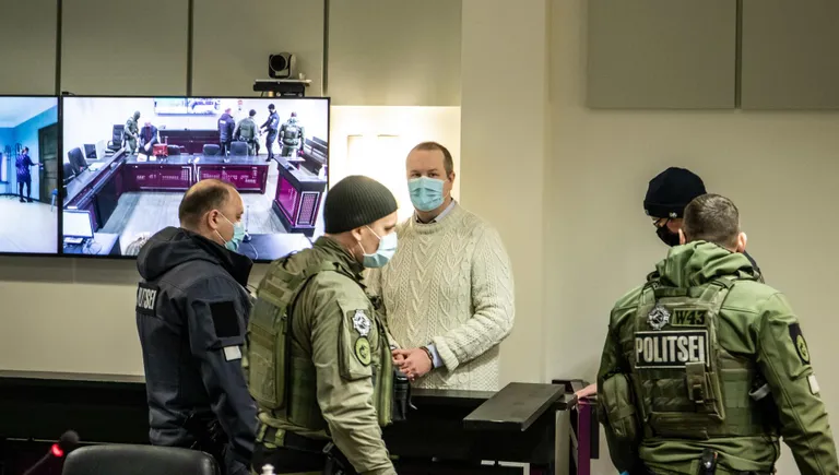 Pärnu Kuninga tänava kohtumajas jätkus naistepäeva hommikul pärast paarinädalast pausi protsess mõrvar Mikk Tarraste üle. Jätkus tunnistajate ja algas kannatanute ülekuulamine.