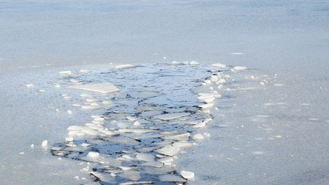 Из-за торосистого льда вблизи крупных островов застряли два грузовых судна