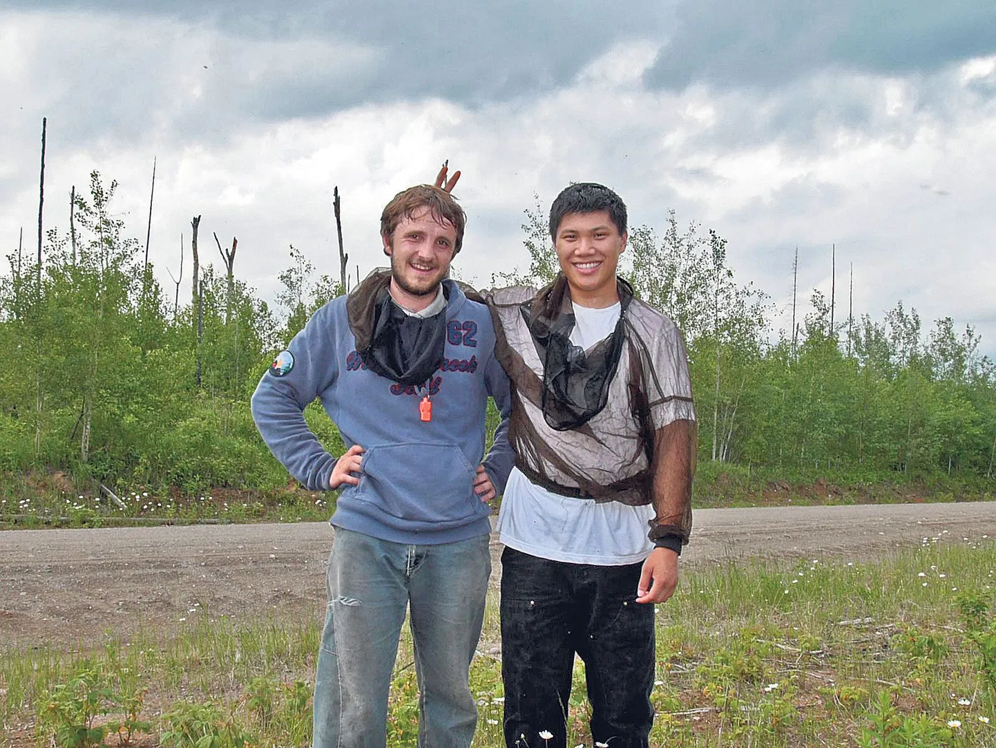 Meelis Seedre (vasakul) koos assistent Thai Traniga Kanadas Põhja-Ontarios peale pikka metsas mõõtmisi tehes veedetud päeva. Seedrel on kaelas vile karude hirmutamiseks, karu sai välitööde ajal näha iga päev. Mõlemal on seljas võrksärk, mis katab ka nägu. Võrgud on sel­leks, et sääsed liiga ei teeks. Legendi järgi pidavat sealsed sääsed suutma isegi põdra surnuks imeda – neid on lihtsalt nii palju.