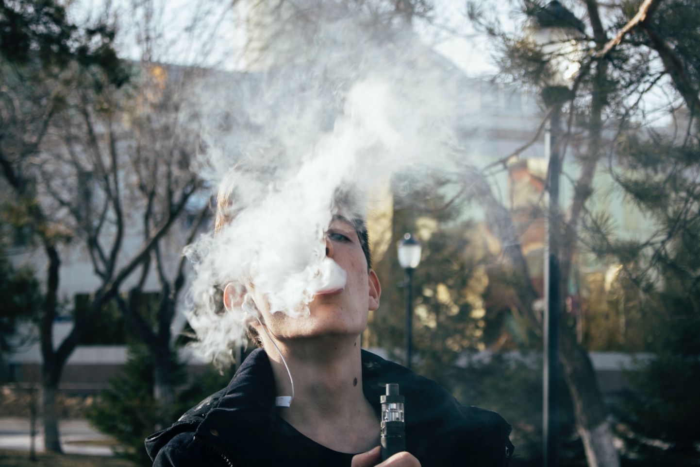 Noor teismeline kasutamas e-sigaretti