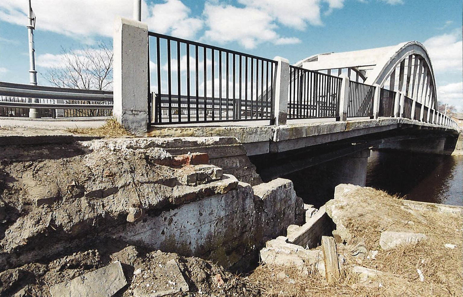 Sellel 7. aprillist 2000 päri­neval fotol on selgesti näha, et Siimu silla tervis pole kiita.