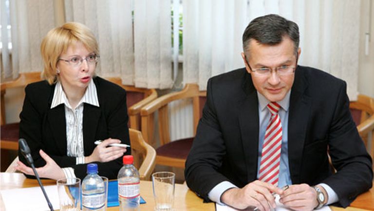 Saeimas Aizsardzības, iekšlietu un korupcijas novēršanas komisijas priekšsēdētājs Ainars Latkovskis un Saeimas Cilvēktiesību un sabiedrisko lietu komisijas priekšsēdētāja Ināra Mūrniece. 