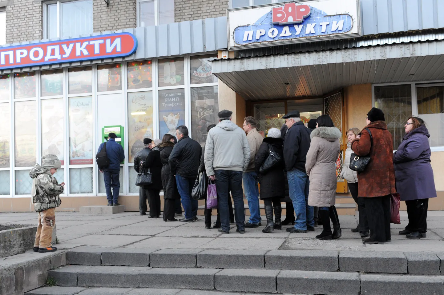 Järjekord Kiievis sularahaautomaadi juures