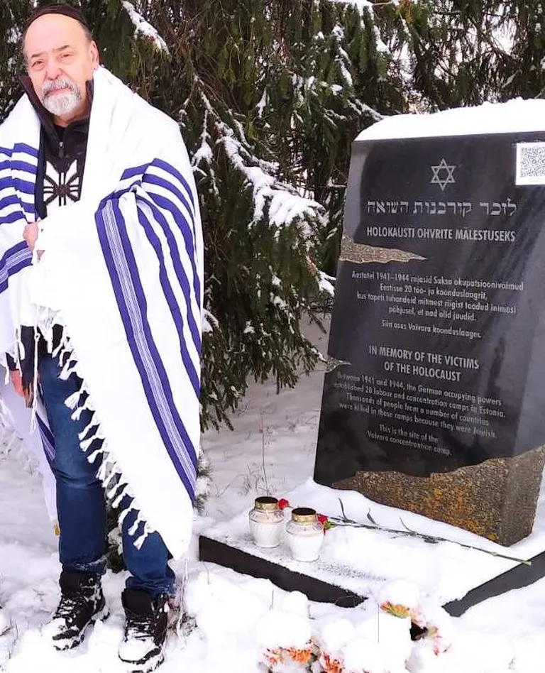 День памяти жертв Холокоста у монумента на месте бывшего концлагеря Вайвара в 2021 году.
