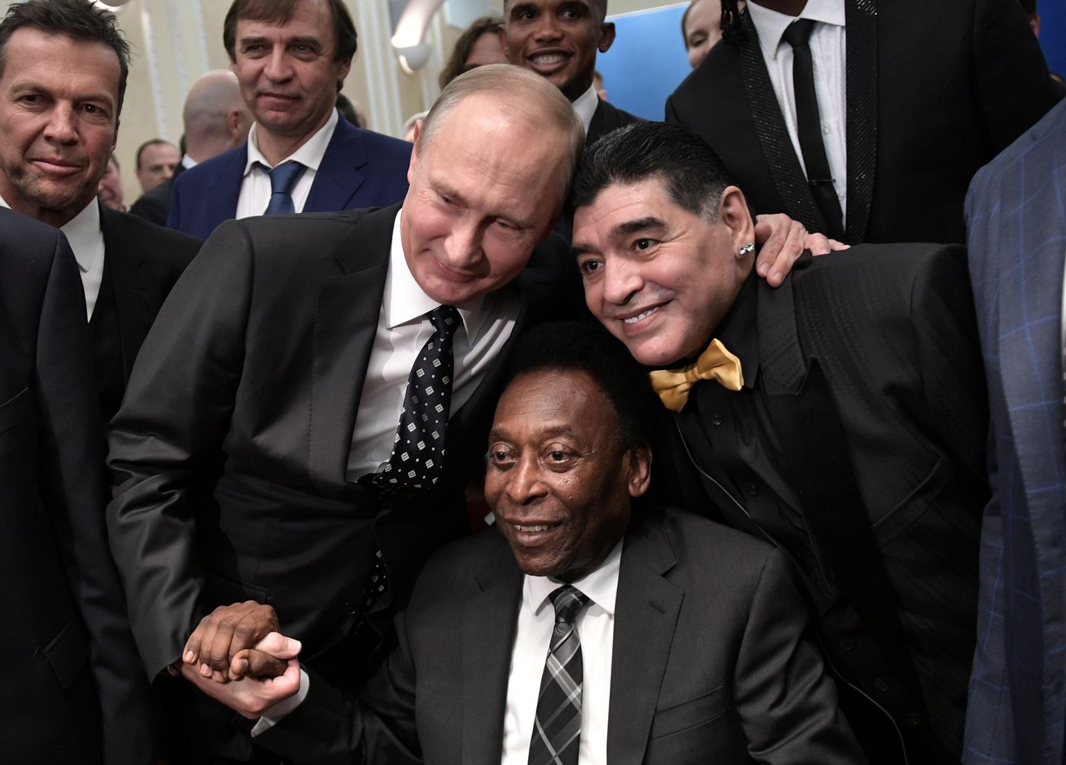 Foto 2017. aasta detsembris toimunud 2018. aasta MM-finaalturniiri alagruppide loosimiselt Moskvas. Vasakult: Vladimir Putin, Pele ja Diego Maradona.