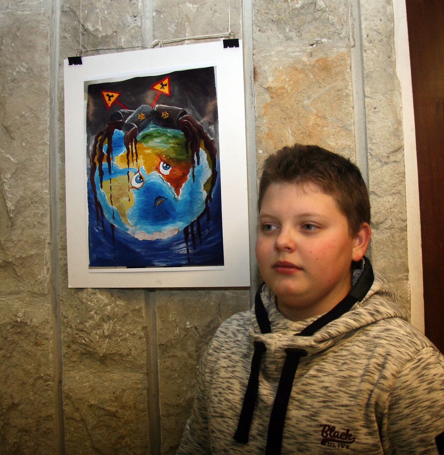 Победитель регионального конкурса Даниил Лазарев считает, что дорога к миру идет через заботу об окружающей среде, в своем плакате он передает тревогу о Земле.