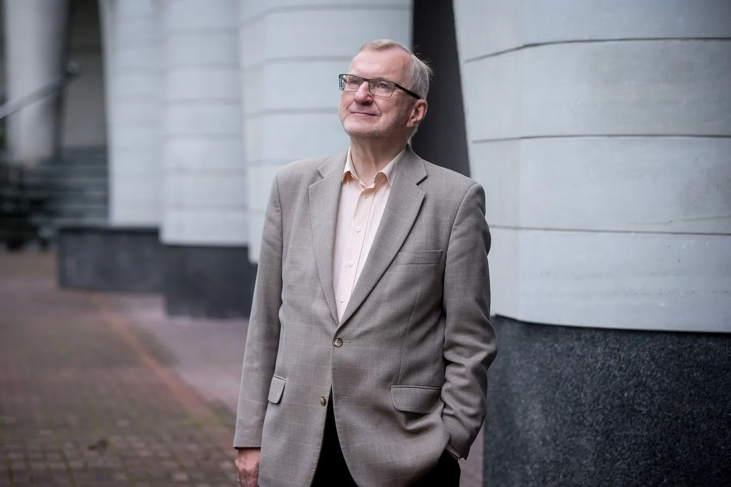 Rektor Peep Lassmann unistab muusika- ja teatriakadeemia uuest saalikompleksist.