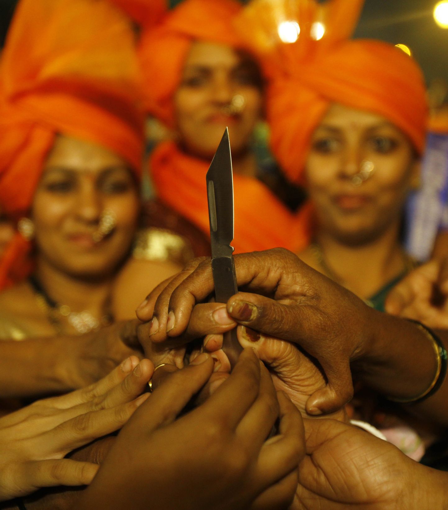India naised kaitsevad end nugade abil