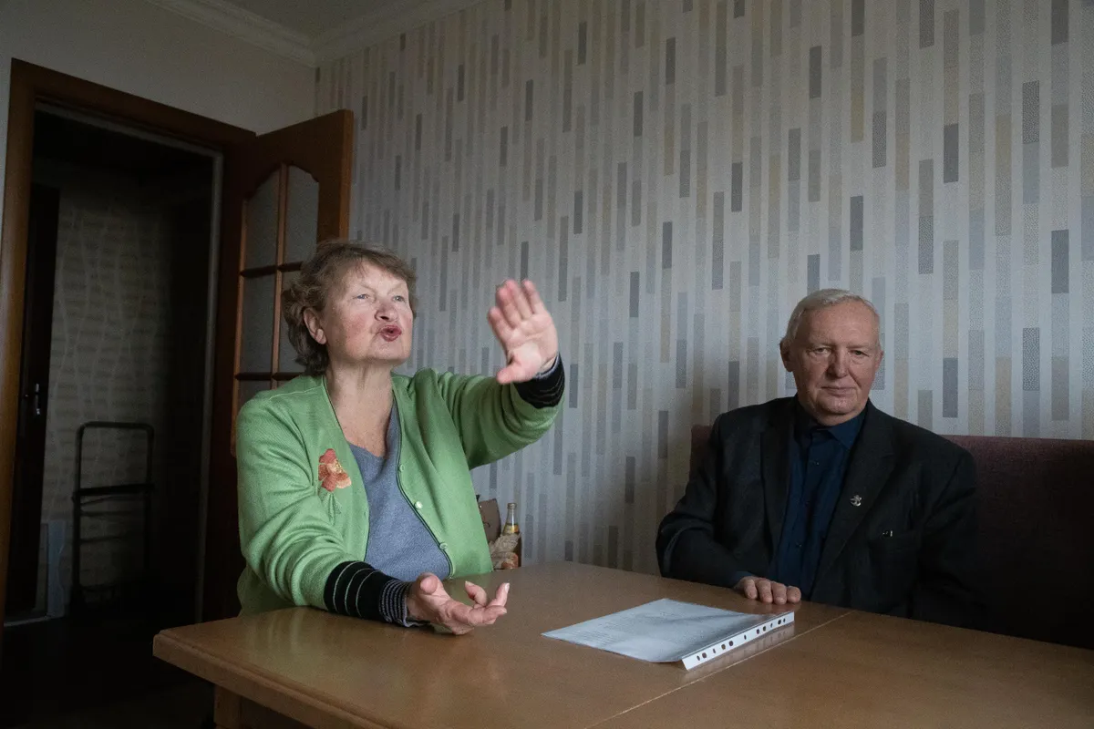 Irina vanemad Tatjana ja Vladimir köögilaua taga.