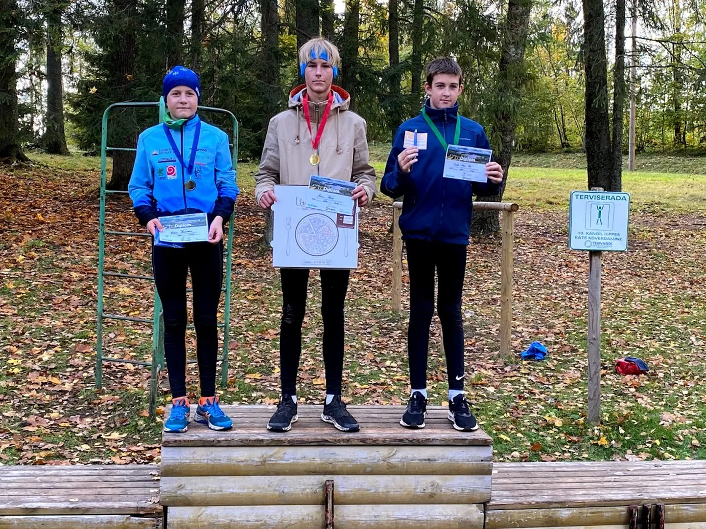 2,8 km jooksnud vanusegrupi M15 parimad (vasakult): teise koha omanik Robin Puusaar (Kagu Biathlon), võitja Tormi Klais (Kagu Biathlon) ja kolmandale kohale tulnud Sten-Erik Iir (Tartu Kalev).