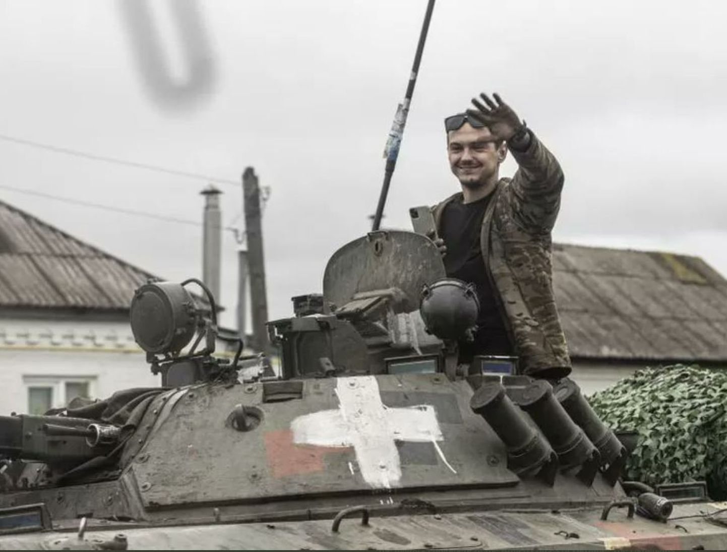 Ukraina sõdur tankile maalitud valge ristiga.