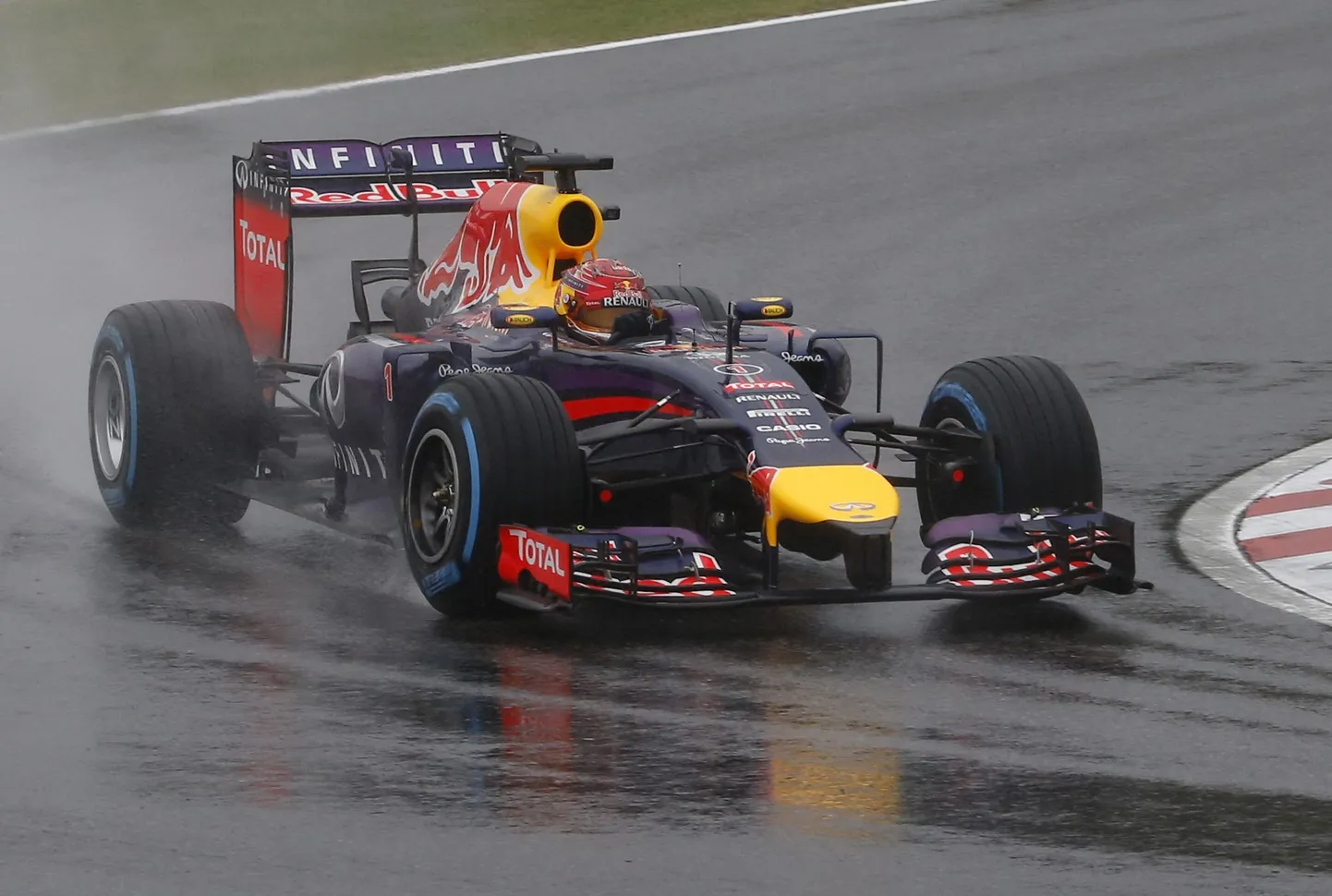 Sebastian Vettel sõidab vihmarehvidel Suzuka ringrajal.