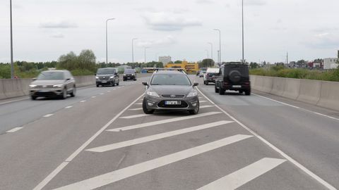 PILTUUDIS ⟩ Ihaste sillal vedeleb juba pikemat aega rikkis auto