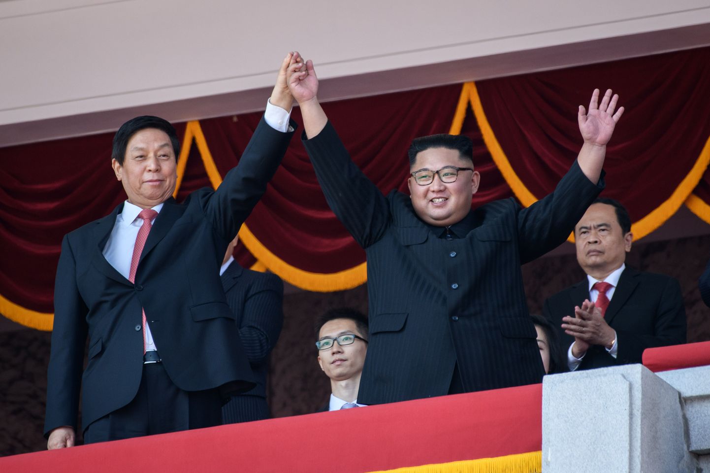 Phja-Korea liider Kim Jong-un koos Hiina kõrge riigiametniku Li Zhanshuga tänasel sõjaväeparaadil lehvitamas.