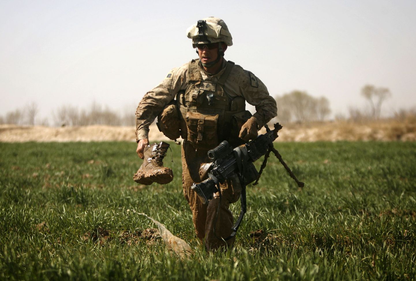 USA sõdur Talibani snaipritule eest varju jooksmas.
