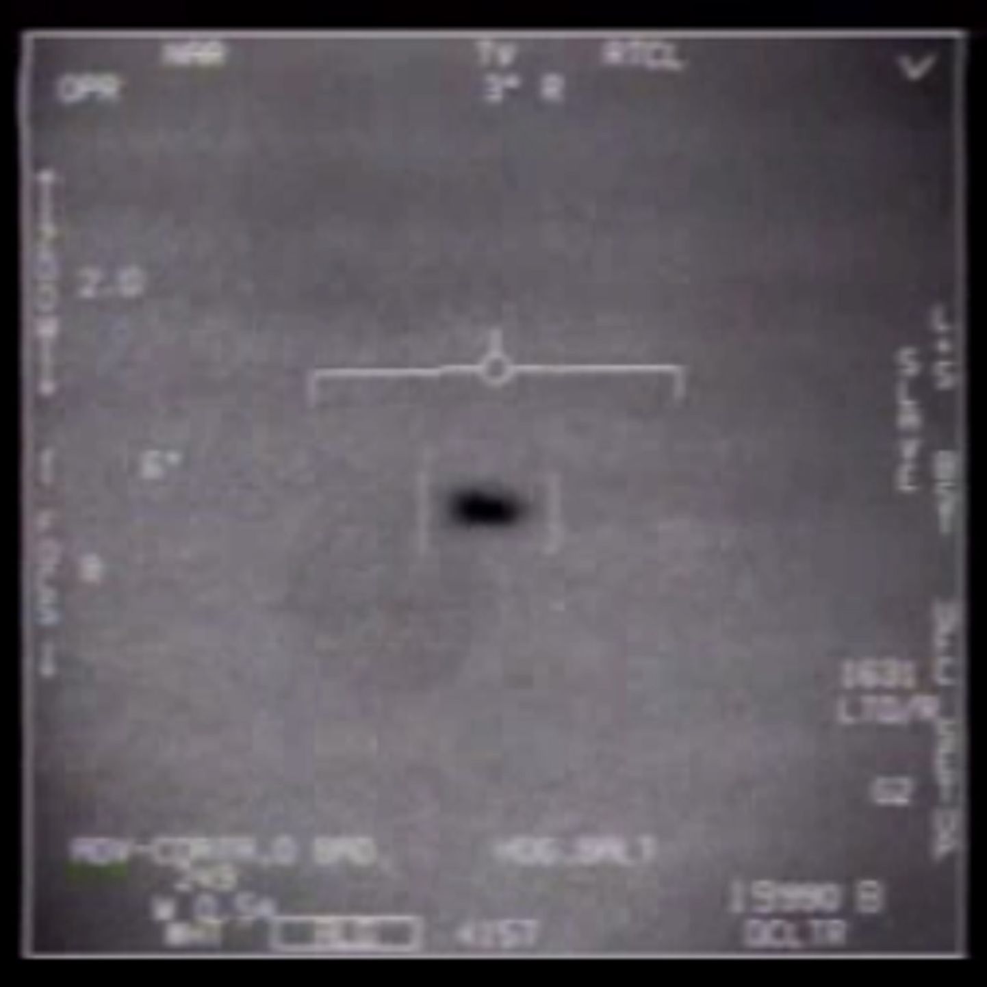 Kaader USA kaitseministeeriumi avaldatud videost selle aasta aprillis. Pildil on näha, kuidas USA hävituslennuki piloot jälgis 2004. aastal tundmatut lendavat objekti