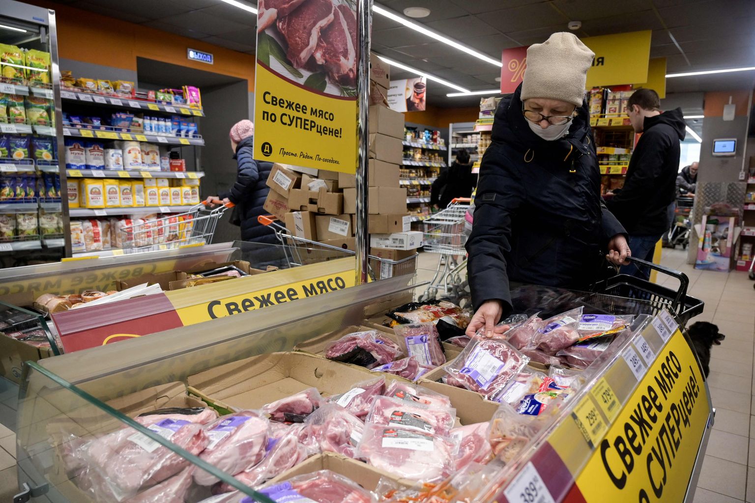 Venemaa maksejõuetuks muutumine mõjutaks ka tavalist Moskva toidupoes ostlejat (pildil).