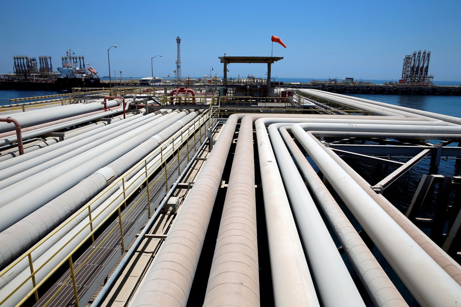Tankerile lasti laadimine Saudi Araabia Aramco Ras Tanura naftatöötlemistehases.