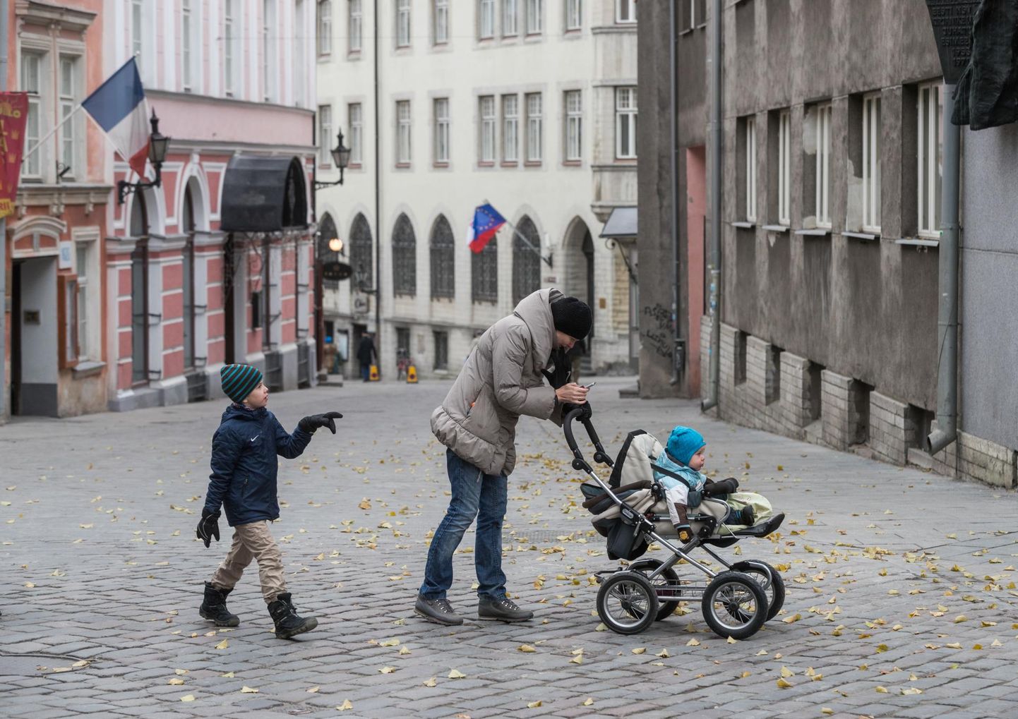 Lapsevankriga ema Tallinna vanalinnas.
