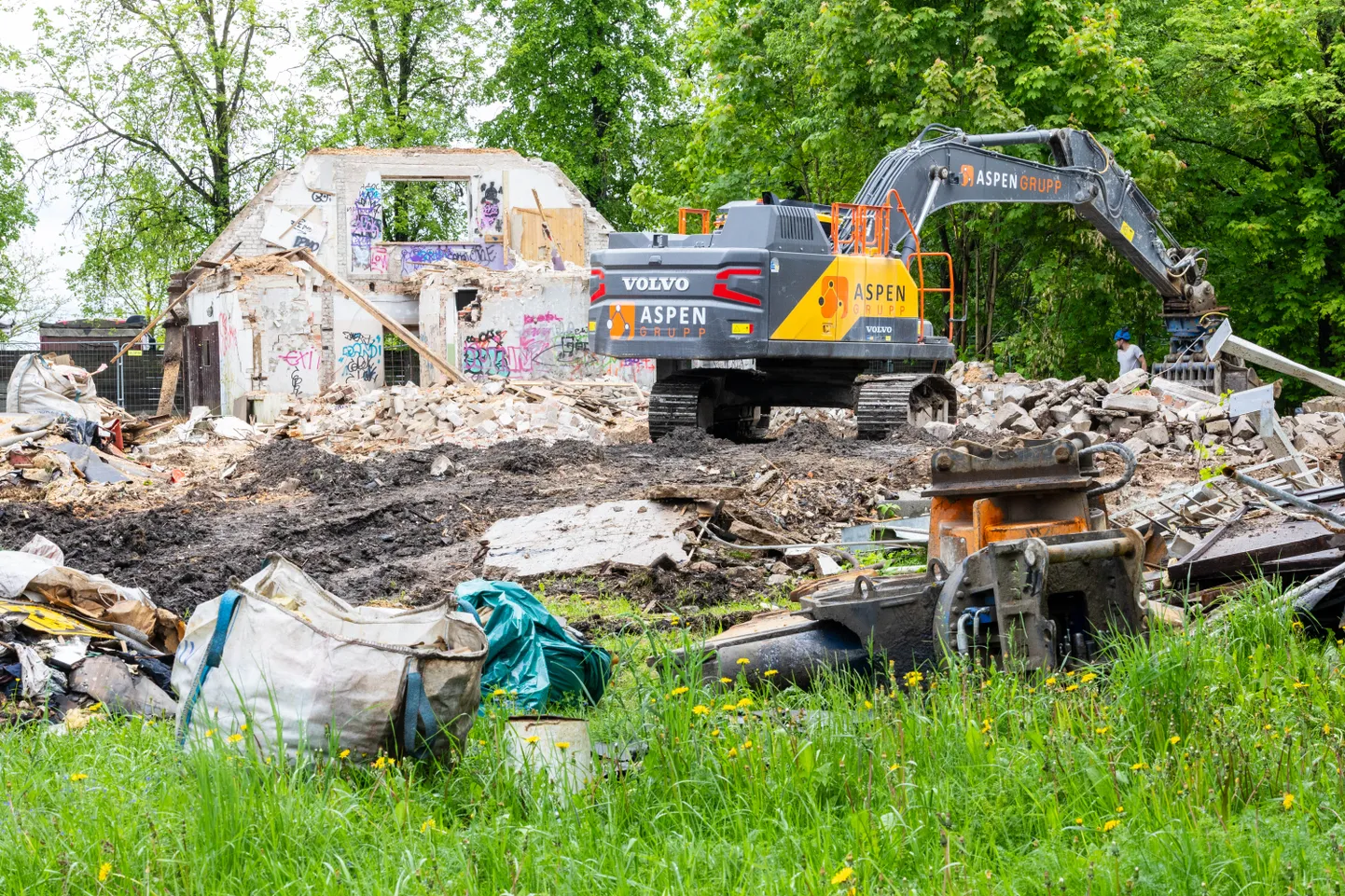 Tõrvandis käib põlenud suure tondilossi lamutamine.