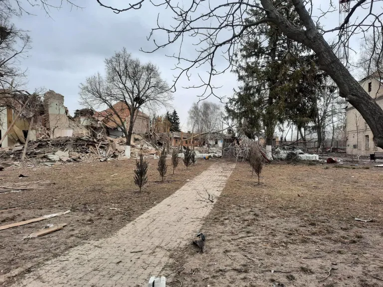 Bõsevi asula keskväljak oli laupäeval trööstitu, sest raketirünnak oli olnud täpne. 