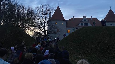 Фото и видео ⟩ Огромные очереди и пробка: «Парк ужасов» в Латвии вызвал ажиотаж