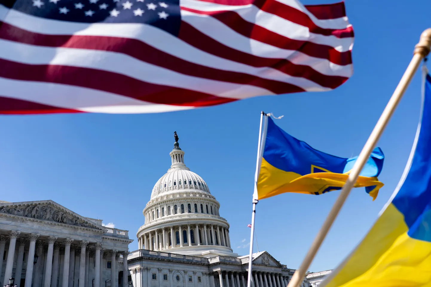 USA Kongressi Esindajatekoda kiitis 20. aprillil heaks abipaketi Ukrainale. USA ja Ukraina lipud Washingtonis Kapitooliumi juures.