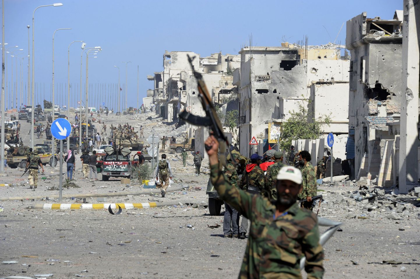 Liibüa rahvusliku üleminekunõukogu sõdurid rõõmustavad kontrolli saavutamise pärast Muammar Gaddafi kodulinnas Sirtes.