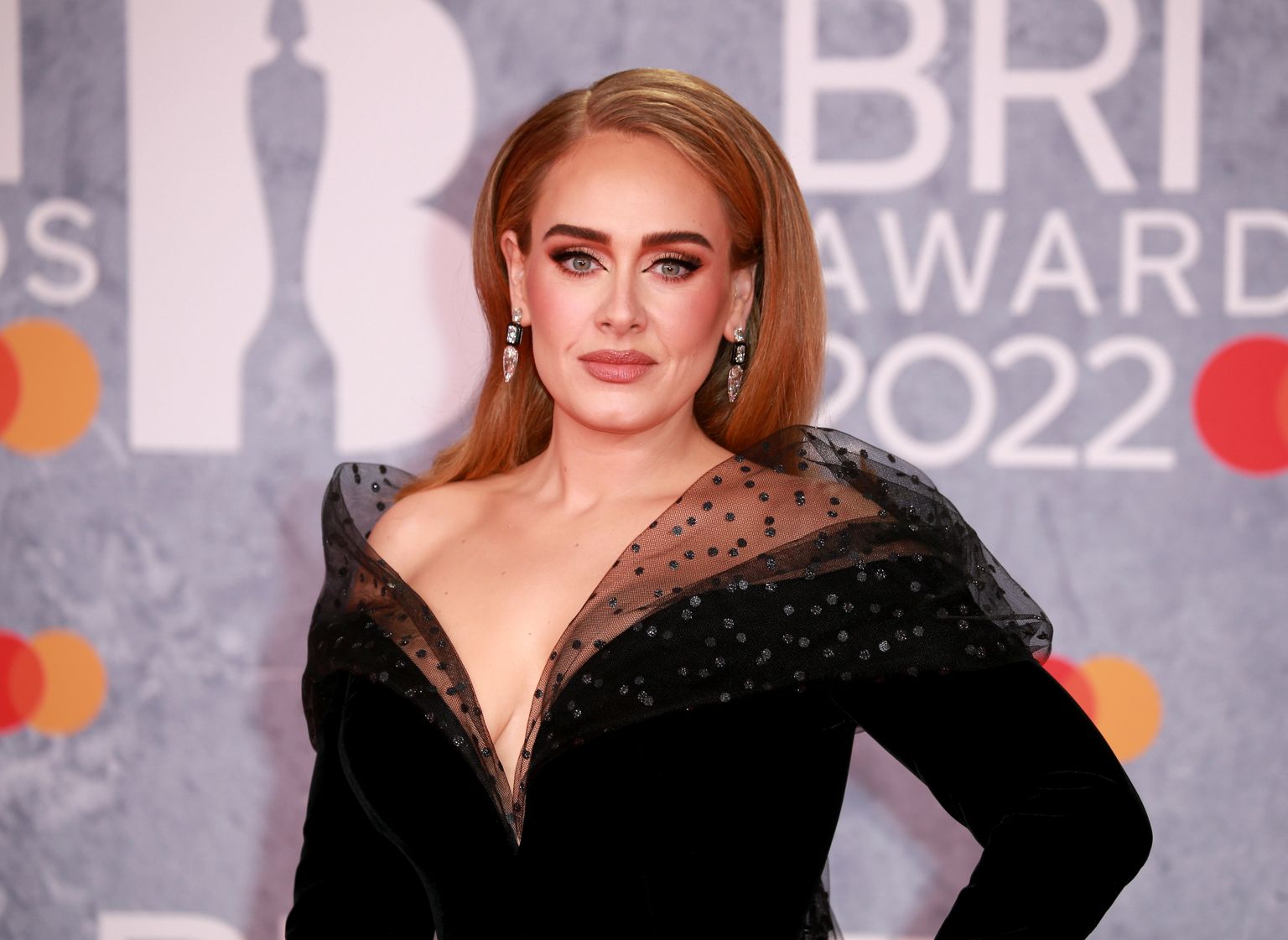 Adele Briti muusikaauhinna BRIT Award punasel vaibal.
