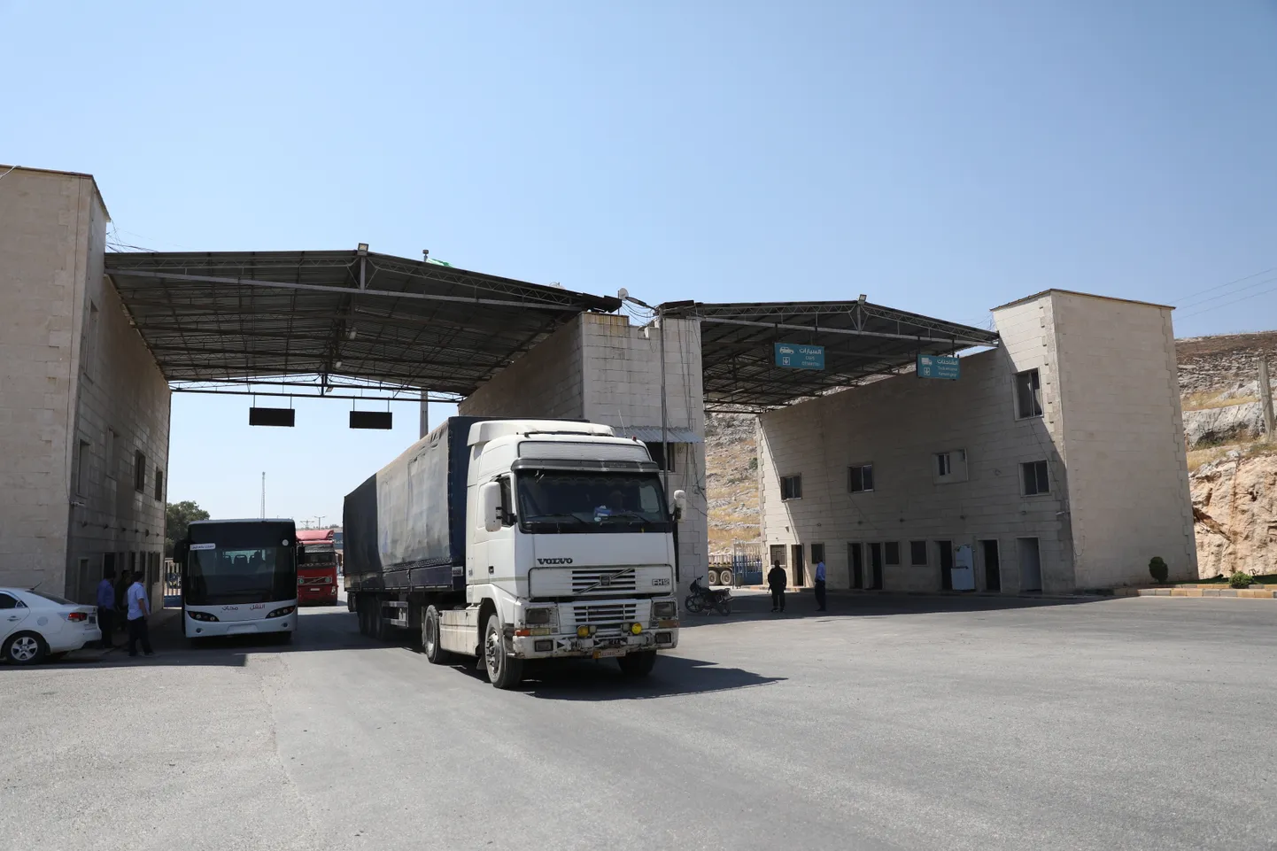 Rahusvahelise humanitaarabiga veokid sõitmas läbi Bab al-Hawa piiripunkti Türgist Süüriasse.