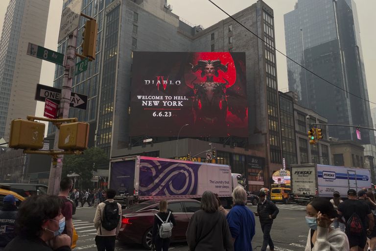 Blizzardi arvutimängu «Diablo IV» reklaam New Yorgis läbi suitsuvine