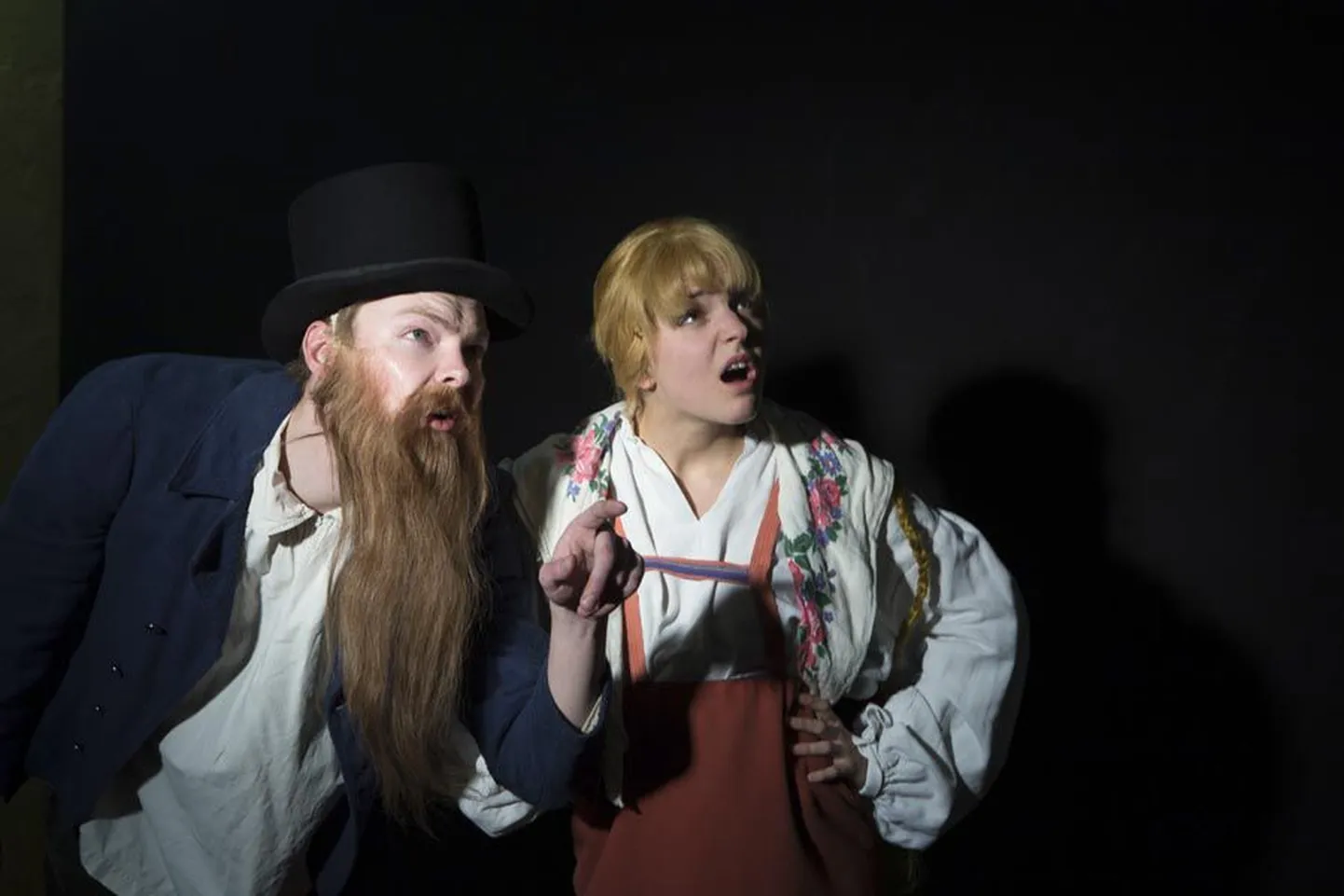 Veel XVIII sajandil ei uskunud isegi paljud teadlased, et taevast võib kive sadada. Sajand hiljem tekitasid ootamatult alla sadavad undavad kivid talurahvas hirmu. Talurahva foto valmis koostöös Ugala teatriga. Talumeest ja -naist kehastasid foto tarbeks Kristian Põldma ja Pille-Riin Lillepalu. Grimmi tegi Ülle Konovalov ja kostümeerija oli Pille Küngas.