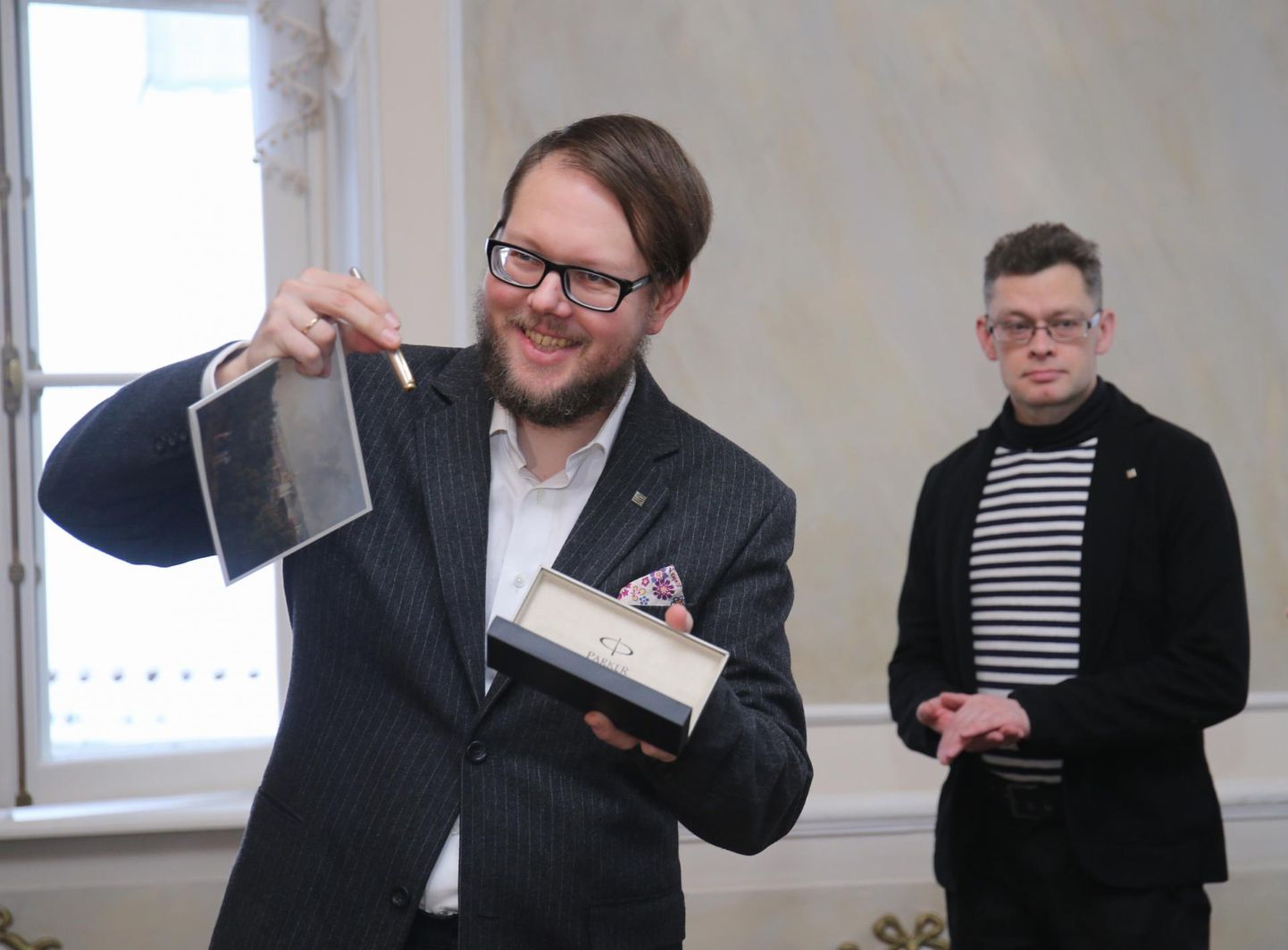 Tartu valis 2019. aasta linnakirjanikuks Vahur Afanasjevi (esiplaanil).
