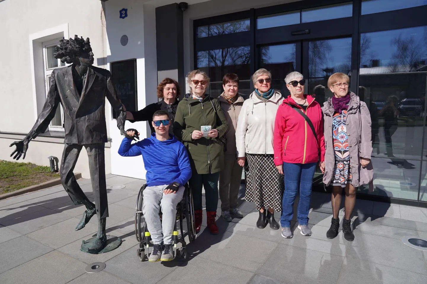 Lääne-Virumaa Puuetega Inimeste Koja delegatsioon andis Rakvere teatrile üle ligipääsetavust tunnistava ja tunnustava kleebise "Siia saab".