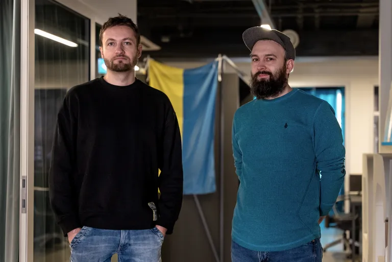 Māris Upenieks (pa kreisi, melnajā džemperī); Mārcis Miķelsons-Germs (pa labi, zilajā džemperī).