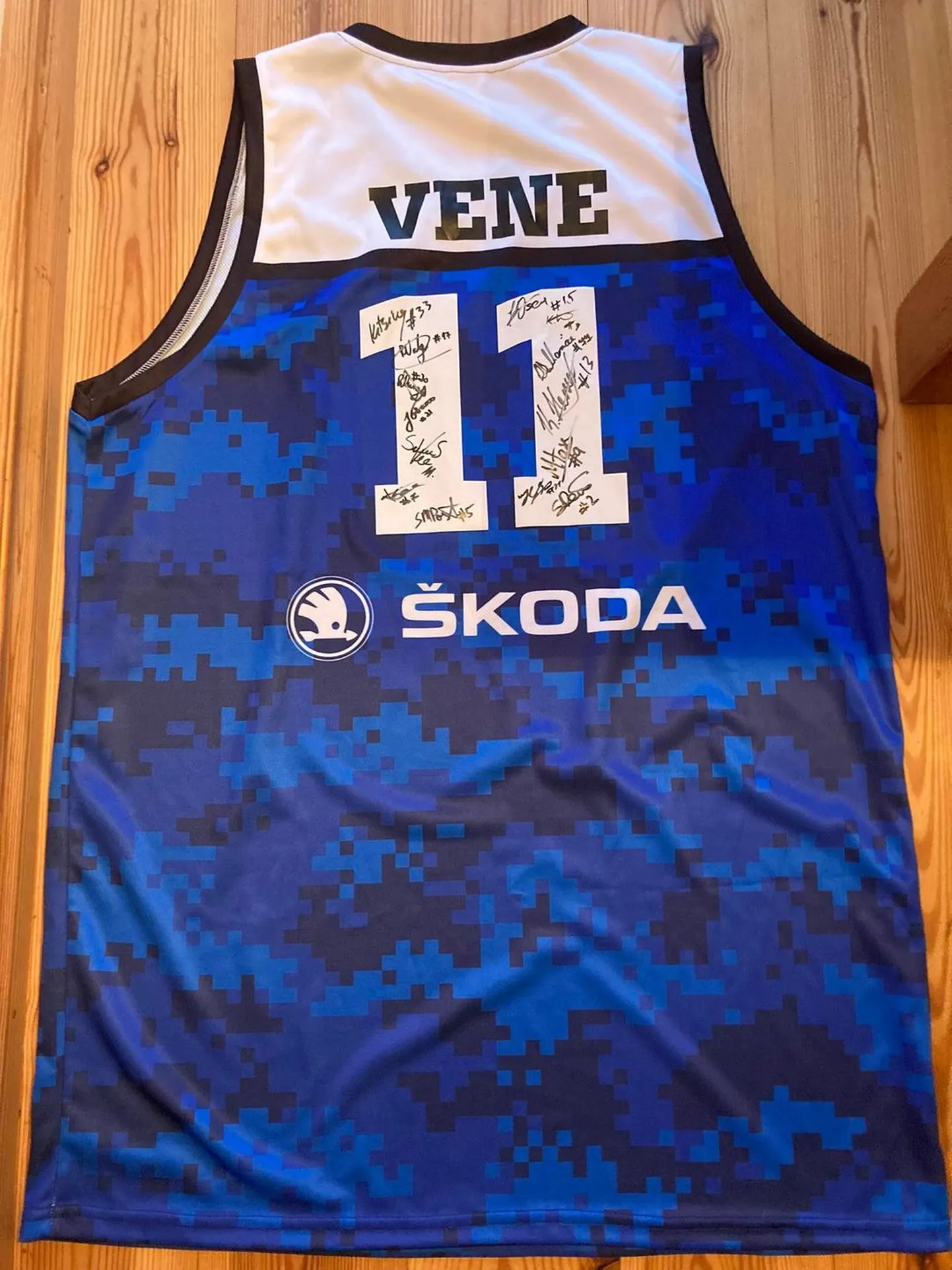 Oksjoni üks hinnalisemaid varasid: Siim-Sander Vene koondise särk koos koondislaste autogrammidega.