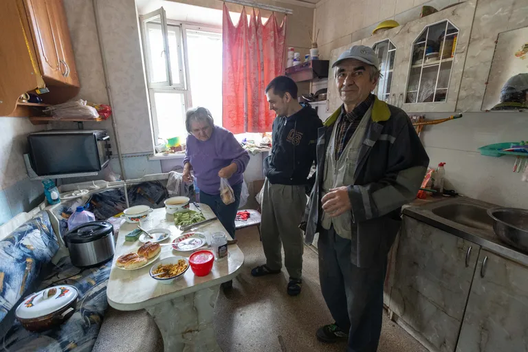 Галина с семьей на кухне. У нее самой огромные трудности, но он дает нам с собой пироги.