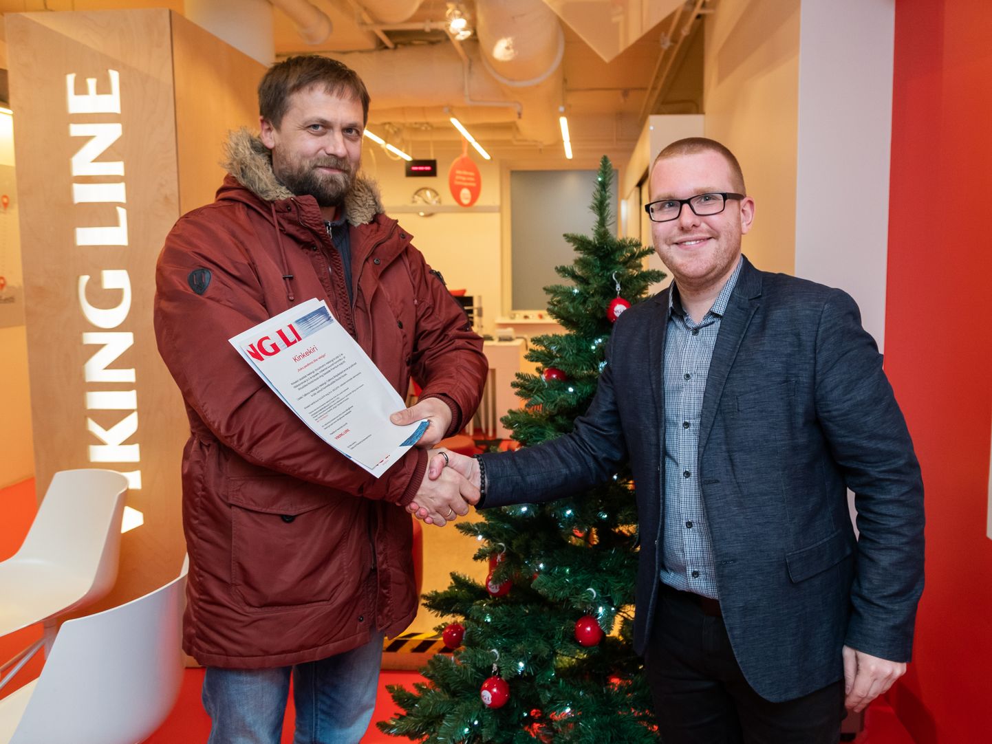 Александр Кисин получает подарочный сертификат от представителя компании Viking Line Ильи Беруненко.