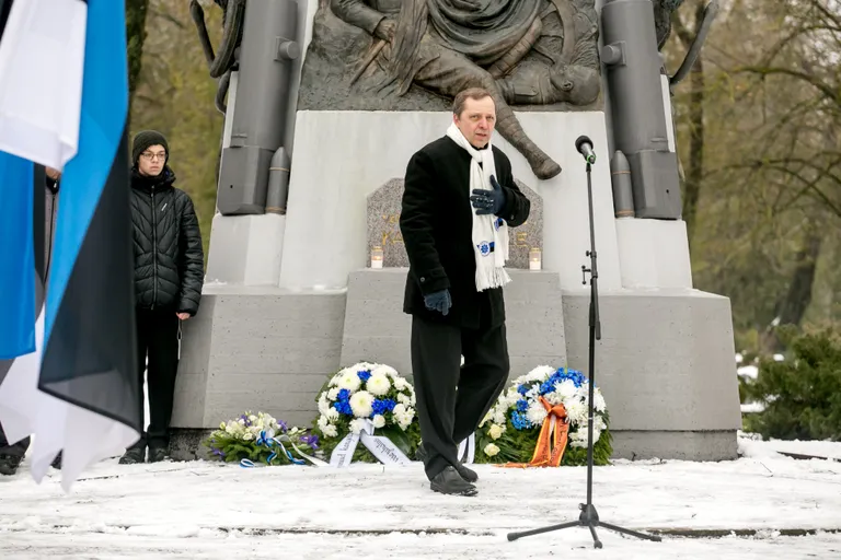 EKRE nimel kõnelnud Heldur Paulson soovitas poliitikute juttu mitte kuulata ja kattis kõrvad kätega.