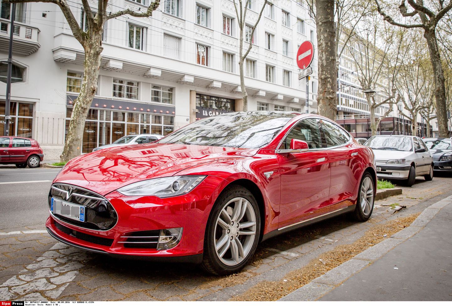 Tesla  Model S 90 , an electric car by American manufacturer Tesla in front of the Tesla dealership in Lyon. Tesla Motors is a sports car manufacturer of electric cars and high-end whose headquarters are in Palo Alto, in Silicon Valley in the United States. Lyon / France / 08/04/2016/KONRADK_KONRADk.001/Credit:KONRAD K./SIPA/1604081730