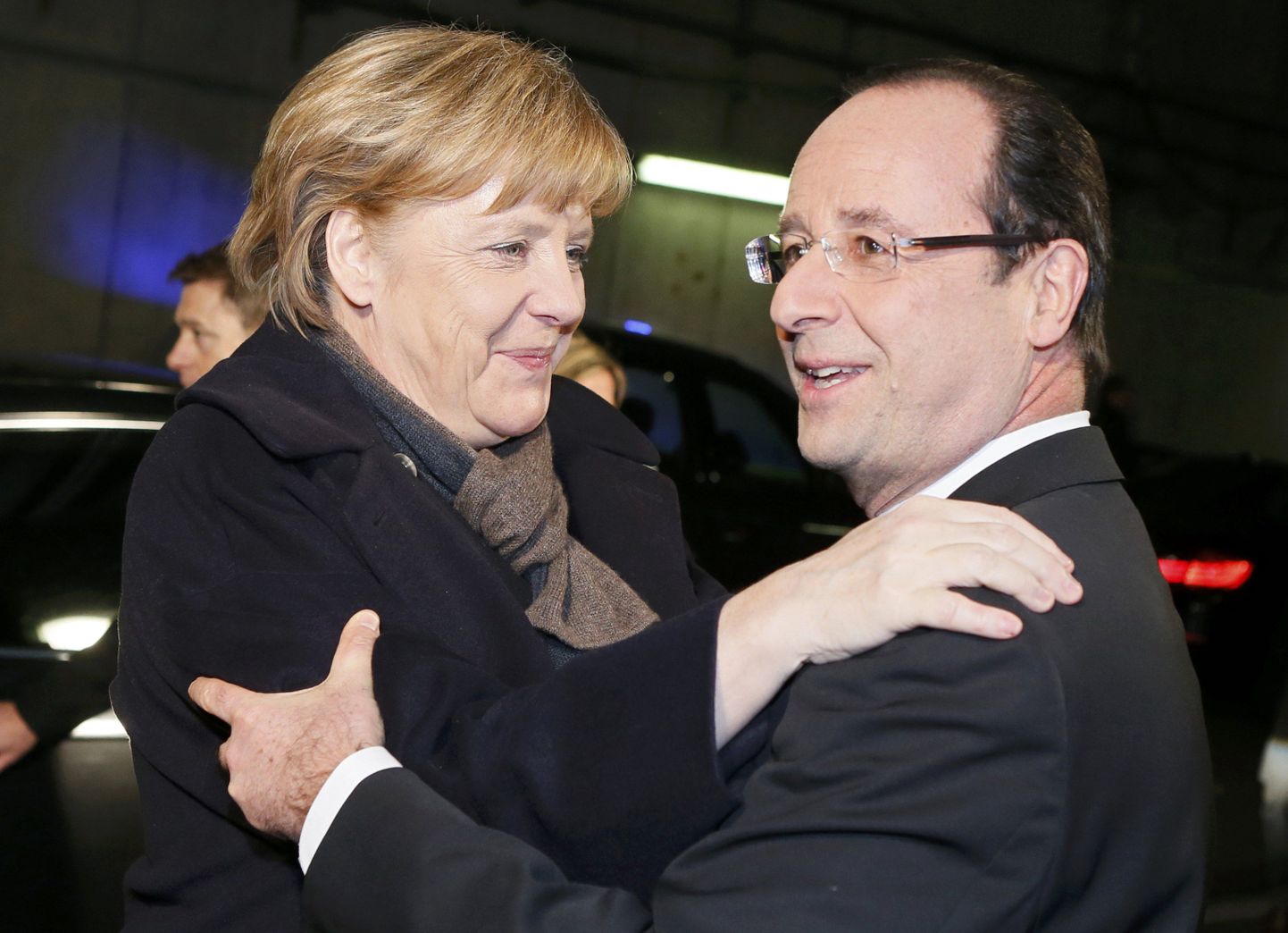 Merkel ja Hollande teineteist tervitamas enne Saksamaa ja Prantsusmaa sõpruskohtumist jalgpallis selle aasta veebruaris.