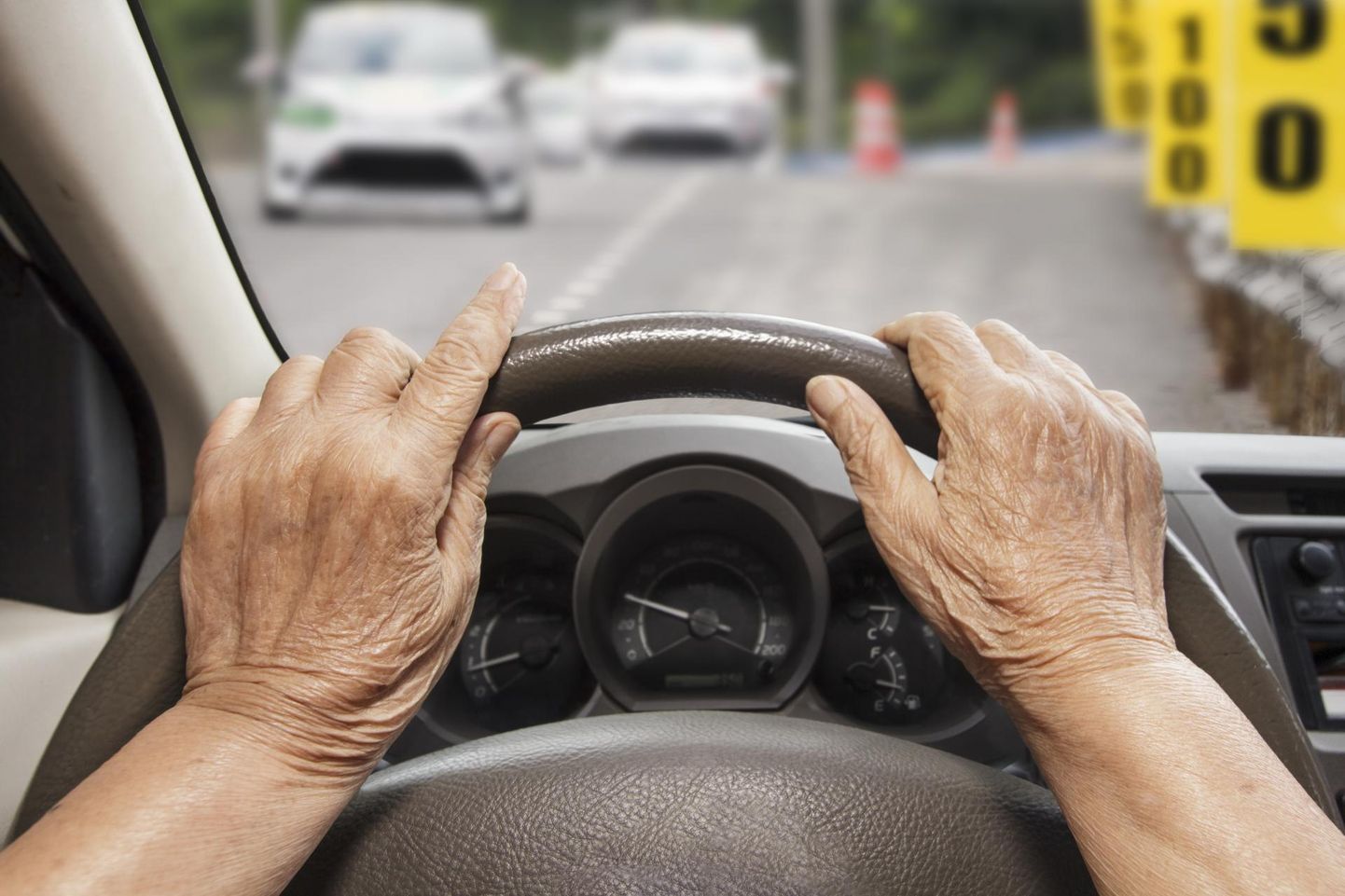 Eakad autojuhid ei ole liikluses ohtlikumad kui noored.
