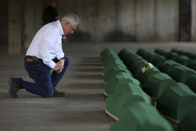 USA saadik Michael J. Murhpy mälestamas Srebrenica ohvreid.