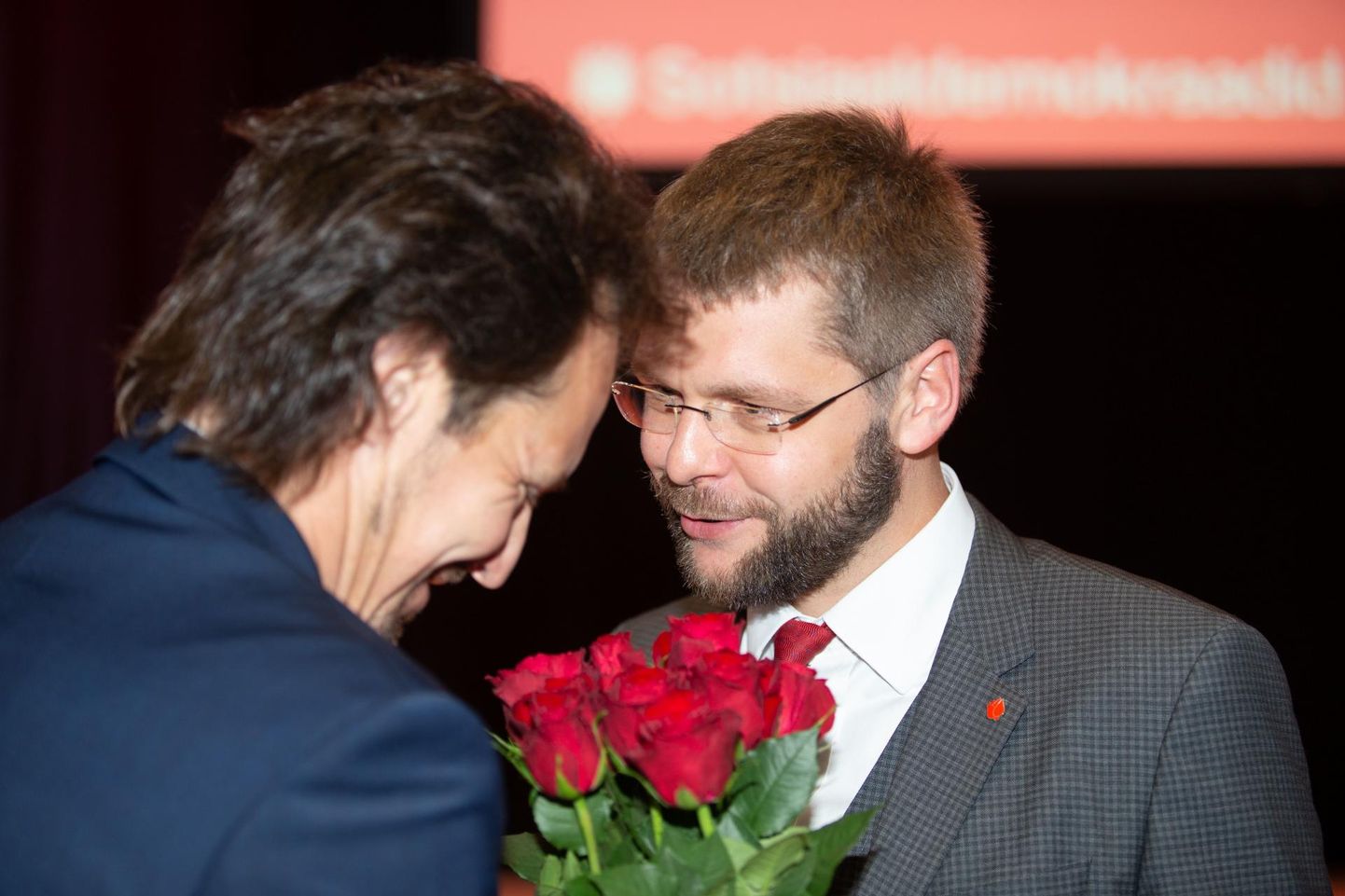 Jevgeni Ossinovski (paremal) õnnitleb sotsiaaldemokraatide üldkogul uueks esimeheks valitud Indrek Saart.