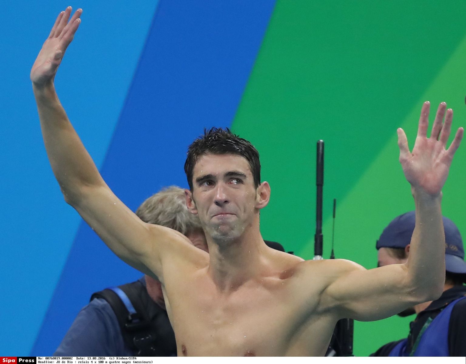 Michael Phelps viimast korda publikule lehvitamas - tema ujumises olümpiabasseinis on ujutud.