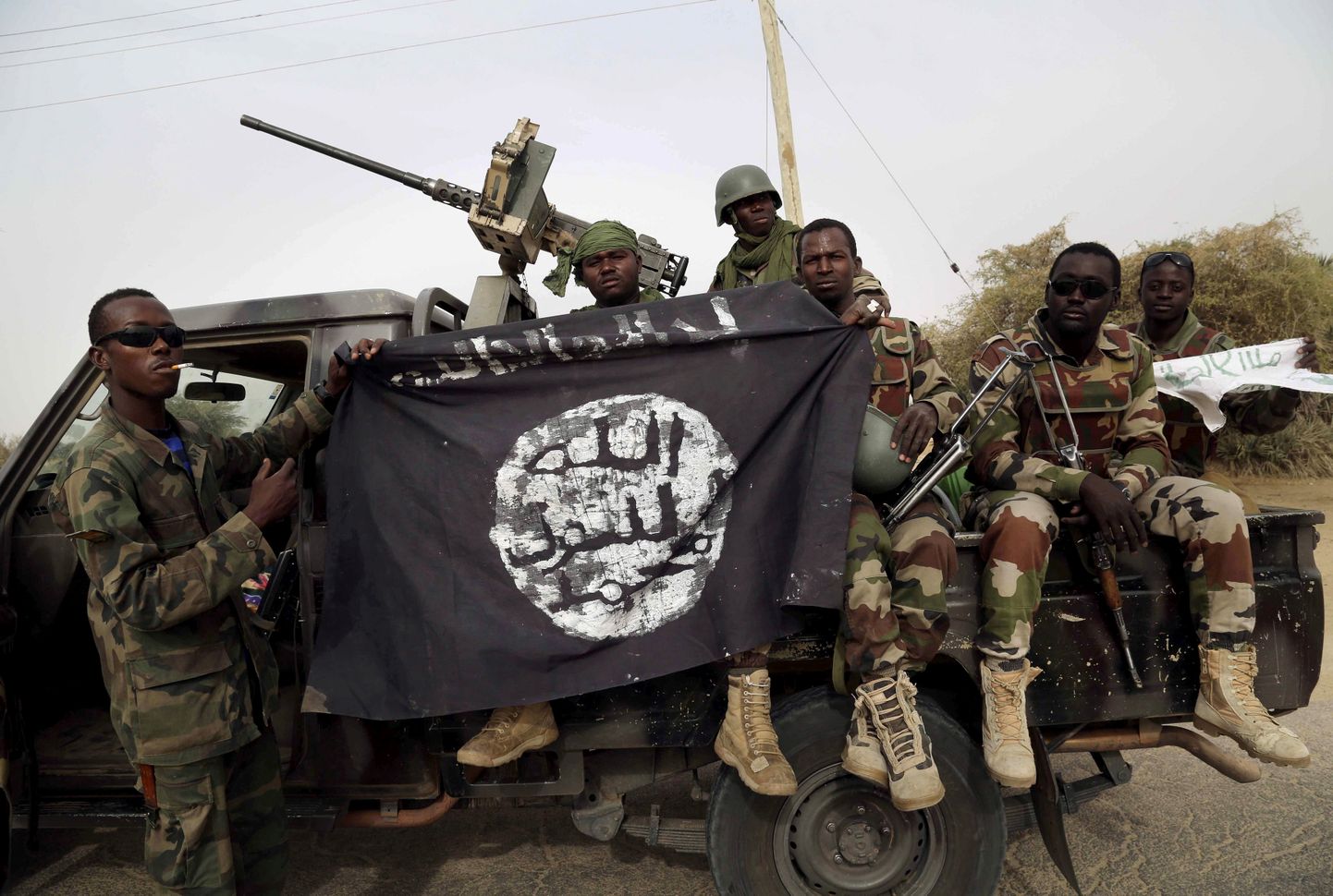 Nigeeria sõdurid islamistidelt võetud lipuga.