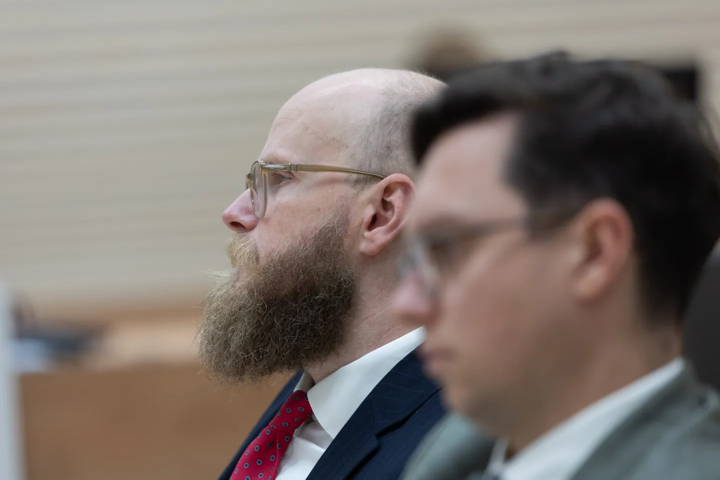 27.09.2024, Tallinn. Mailis Repsi kohtuotsuse ettelugemine. Kaitsjad Andri Rohtla, Paul Keres (punase lipsuga).
